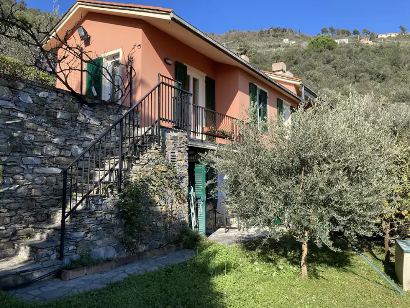 Casa con jardín con vistas al mar - Image 1