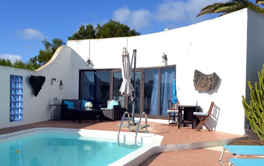 Bungalow med privat pool i privat trädgård - Image 1
