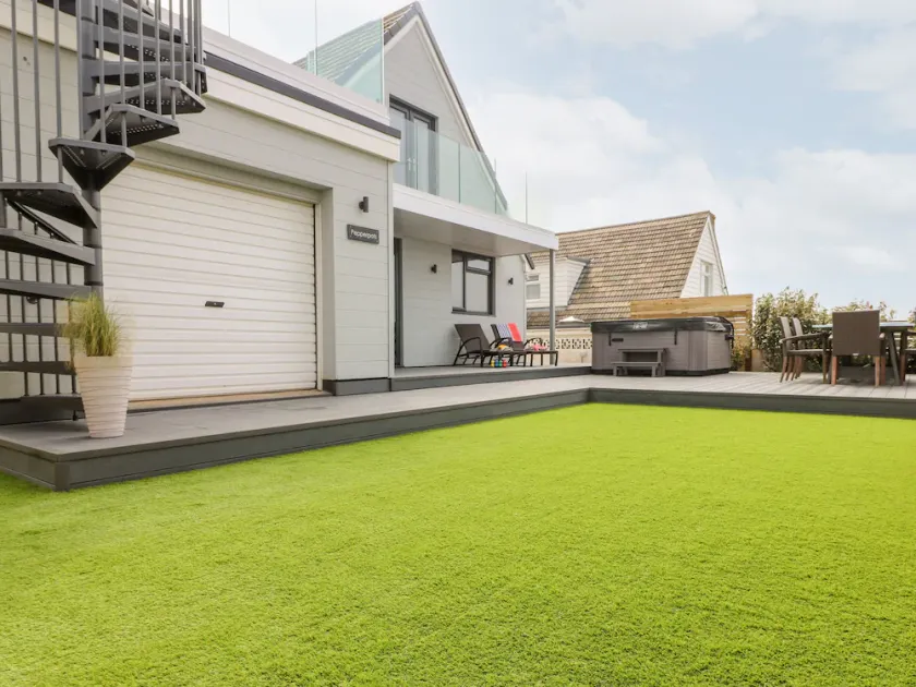 PEPPERPOTS, pet friendly, luxury holiday cottage in Mawgan Porth - Image 1