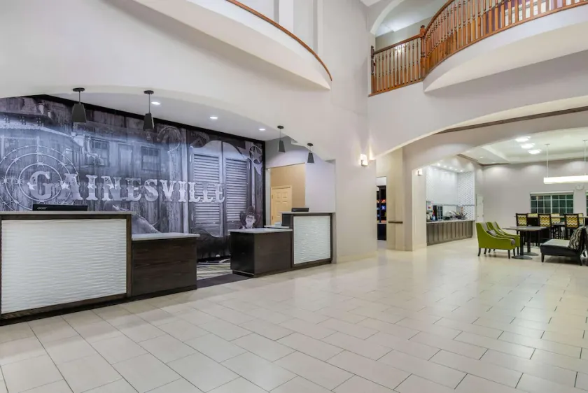La Quinta Inn & Suites by Wyndham Gainesville - Image 1