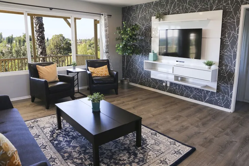 Over the Oaks - Great View - Whole Home - Stylish  - Image 1