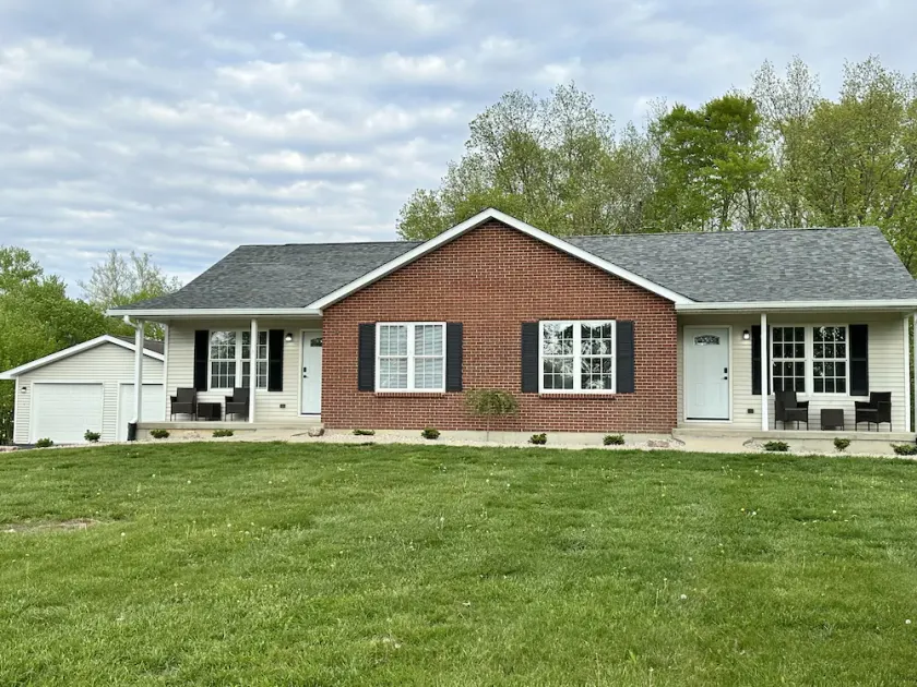 Beautifully remodeled duplex near the ARK encounter. This listing is for 1 side. - Image 1