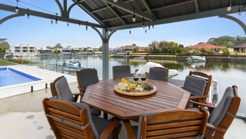 Studio on Bribie Canal - Image 1