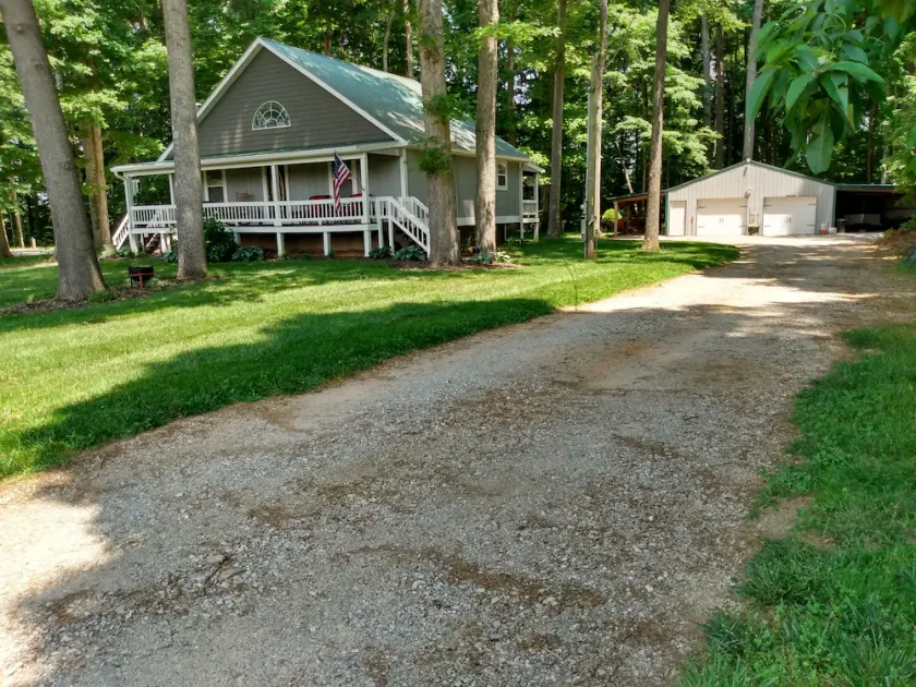 Cozy cabin tucked in the woods less than 5 miles from Willow Grove Marina. - Image 1