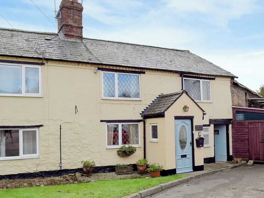 2 bedroom accommodation in Welton - Image 1