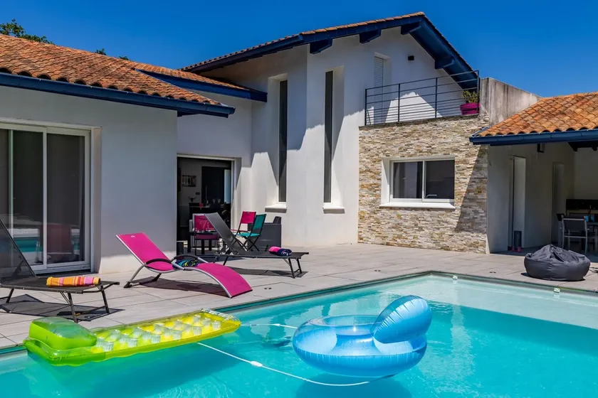 L'Enjoy (swimming pool right outside Biarritz) - Image 1