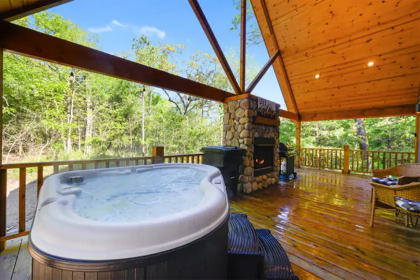 Hot tub, fireplaces, perfect for romantic honeymoons and anniversaries, private  - Image 1