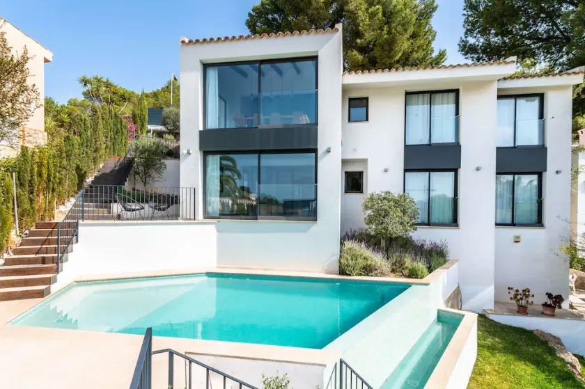 Villa Chrissy Exklusive und stylische Villa in ruhiger Lage mit Pool + Meerblick - Image 1