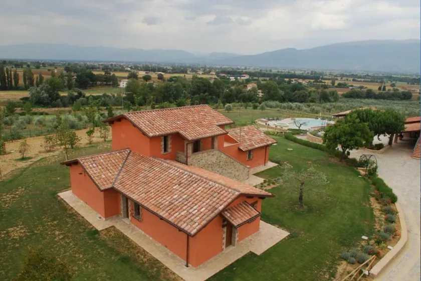Apartment in Umbria with Infinity Pool Views - Image 1