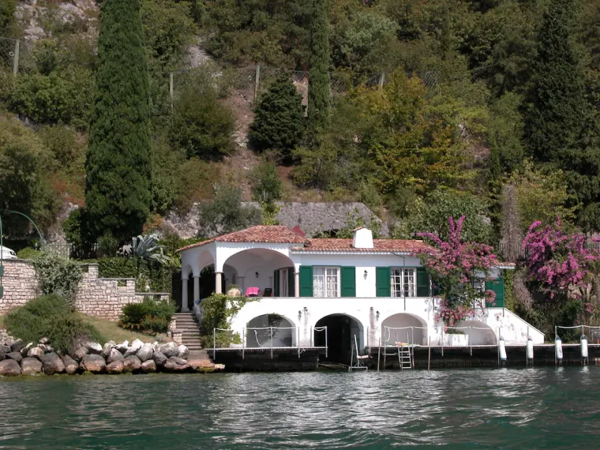 Elegant villa directly on the lake - Image 1