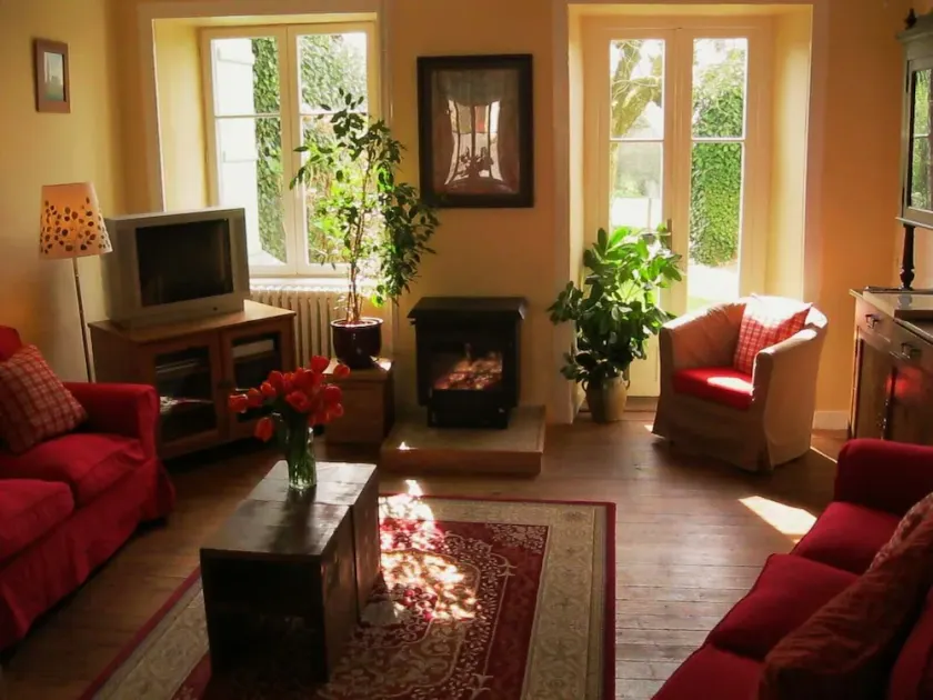 Beautiful village house, 6 bedrooms, large garden & short walk to lake beach - Image 1