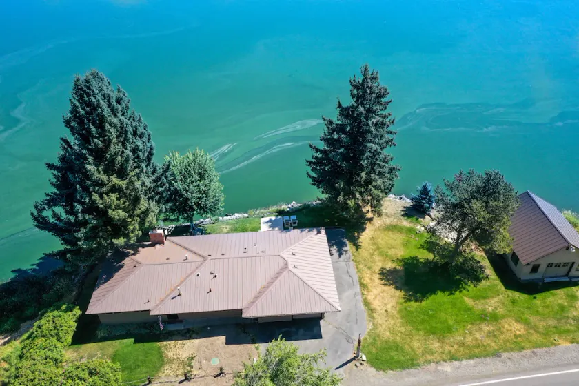 SERENE LAKEFRONT ESCAPE AVEC RAMPE À BATEAU PRIVÉ ET VUES SUR LE LAC ET LA MONTAGNE - Image 1