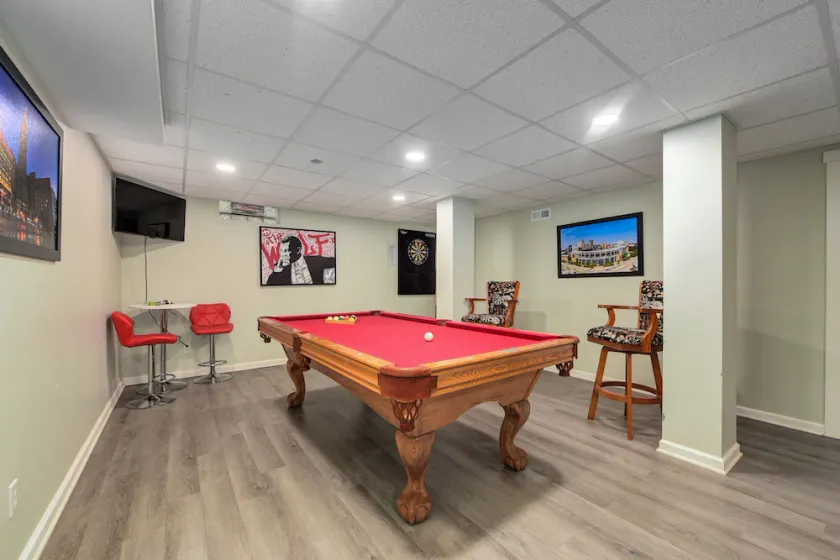 City living W/Hot tub, Pool Table, Movie Theater! - Image 1