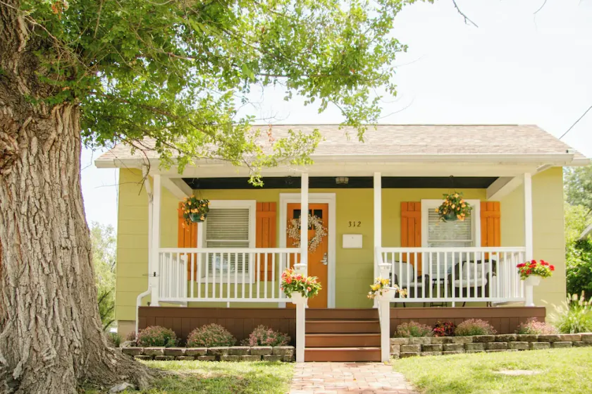Cozy little house blocks from the Park & Fair Grounds. - Image 1