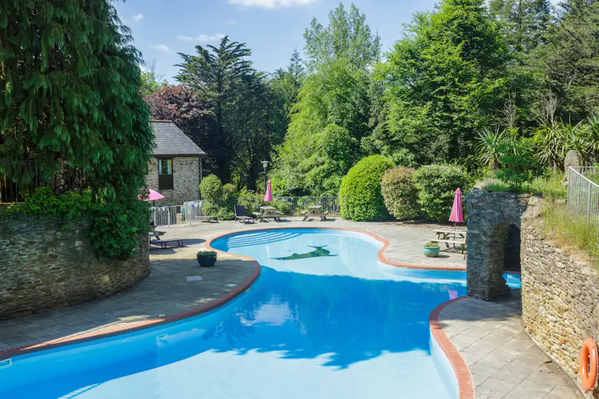 Gatehouse West set in the beautiful Colmer Estate with indoor and outdoor pools. - Image 1