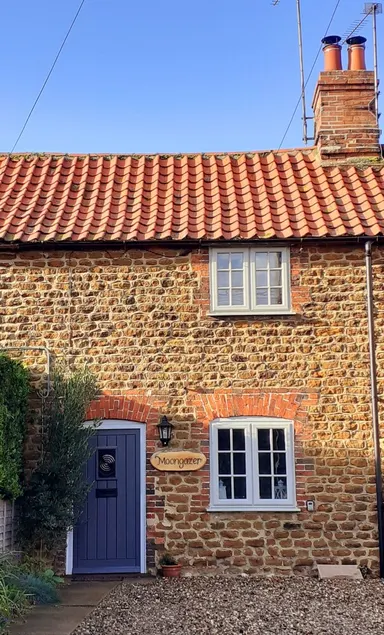 A charming, pet friendly cottage, in the beautiful coastal village of Heacham.  - Image 1