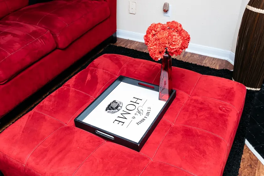 Spacious Stylish 1 BR Pad by City Center - Image 1