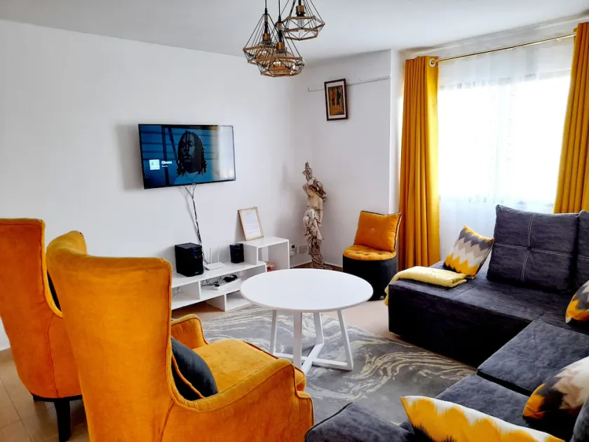 Beautiful 3bedrooms apartment with 2baths in gated neighborhood near the Airport - Image 1