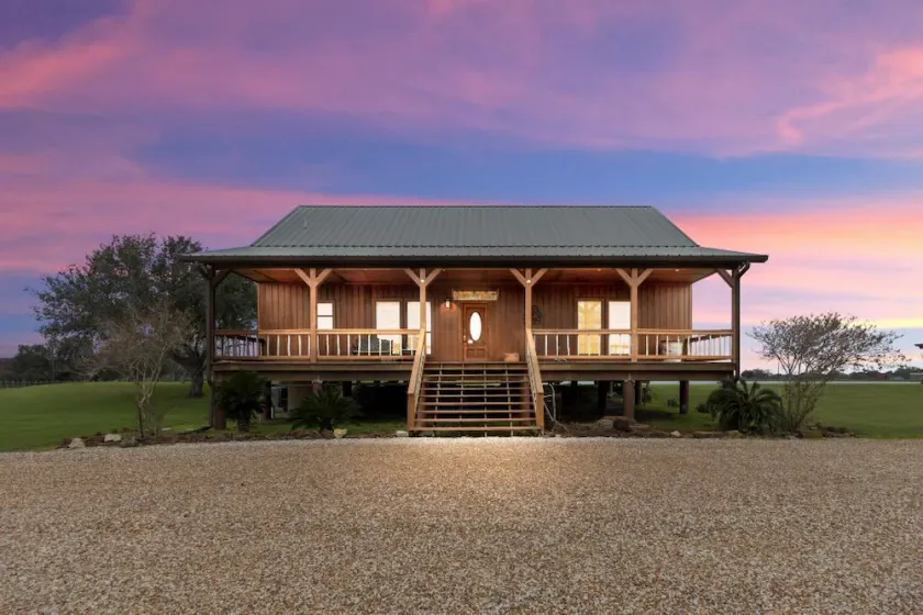 ☆Delightful 4 Bedroom, lake view. Sleep 8-12.☆ - Image 1