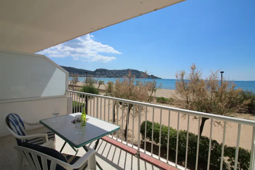 Ideally located in front promenade, overlooking the sea, FEET IN THE WATER !!!<br>30m2 4 per - Image 1