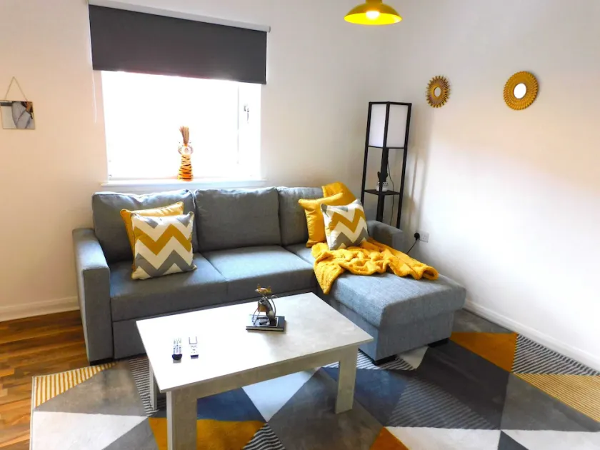 Newly refurbished 1 bed Apt in Hamilton Close to station and local amenities - Image 1