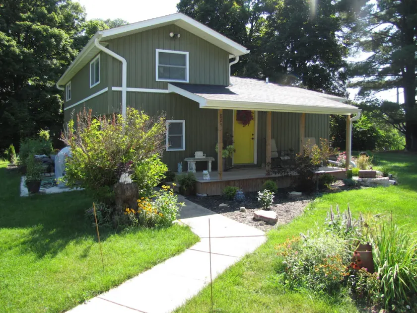 Mississippi riverview guesthouse near historic downtown LeClaire. - Image 1