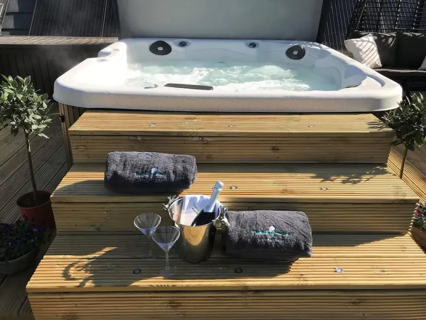 Luxury Duplex Sleeps 2- Hot Tub Balcony Parking - Image 1