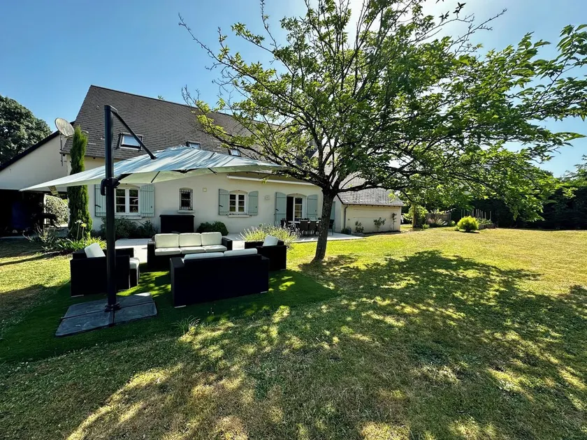 Spacious, well-appointed family villa nestled among vineyards and castles in the Loire Valley - Image 1