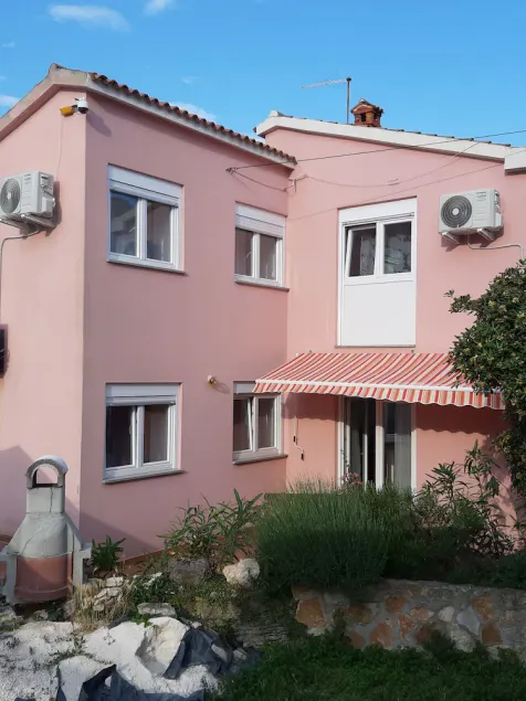 Casa de vacaciones \"ELLA\" en el centro del pueblo, ¡a 12 minutos del mar! Alquiler todo el año. - Image 1
