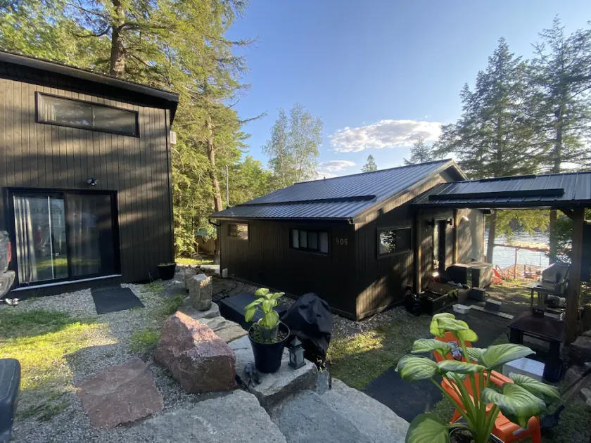 Luxurious lakefront cottage. - Image 1
