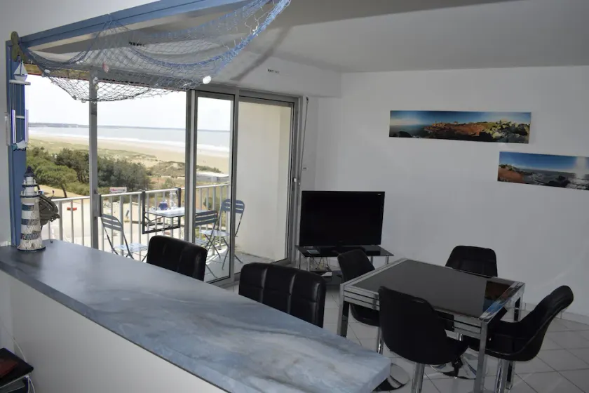 At the foot of the beach, luxury apartment, spacious 5 ° and top floor, sea view - Image 1