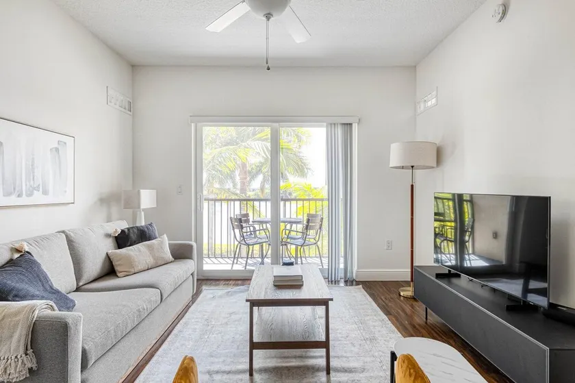 Spacious Miramar 2BR w/ Gym, Pool & W/D, nr WF, by Blueground - Image 1
