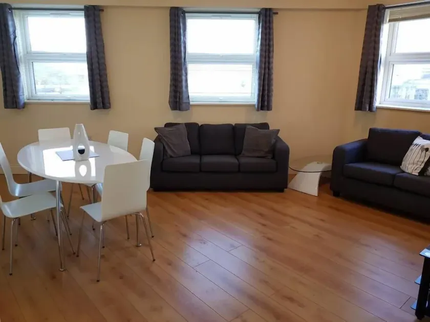 Flat 10 Roomy Apt, close to Hospital, Ships & Mayflower - Image 1