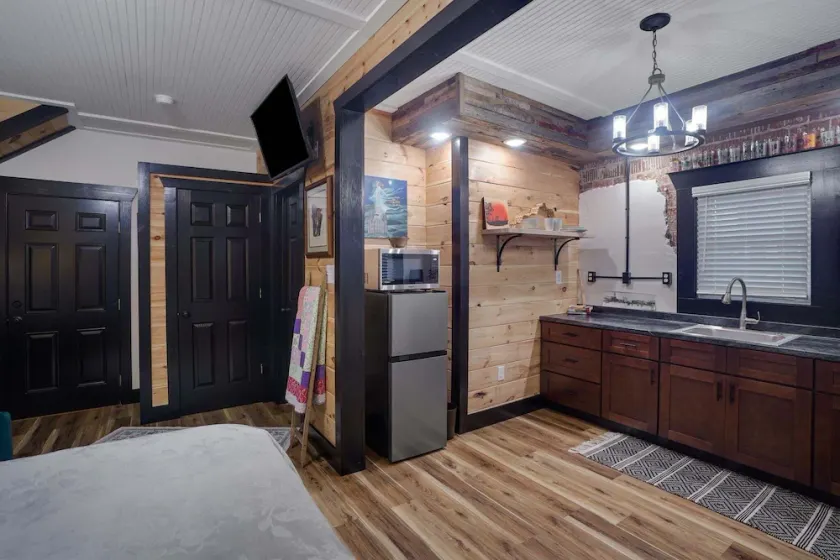 Rustic Ky Retreat, Columbia House Unit B Apts - Image 1