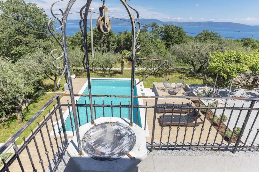 Holiday home with swimming pool, terrace and sea view - Image 1