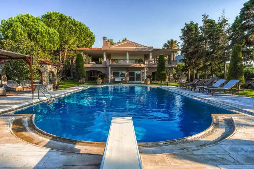 7 bedroom accommodation in Chalkida - Image 1