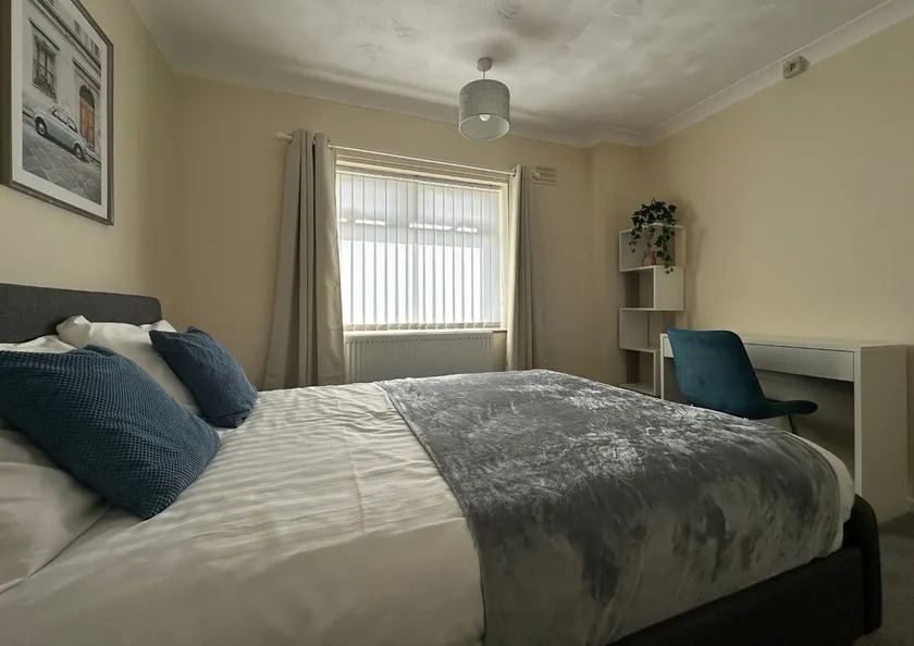 Spacious 5 Bedroom With 4 Baths Off-road Parking - Image 1