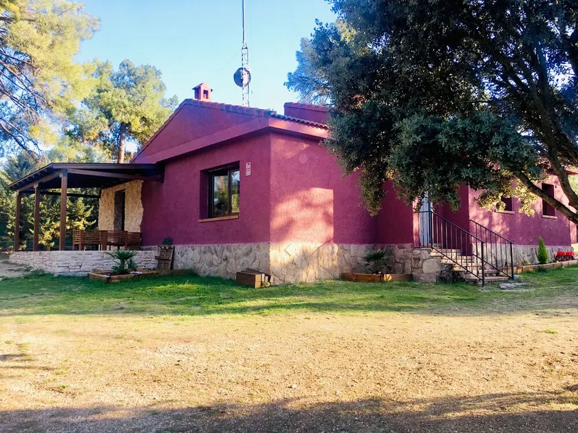 Casa di campagna circondata da alberi - Image 1