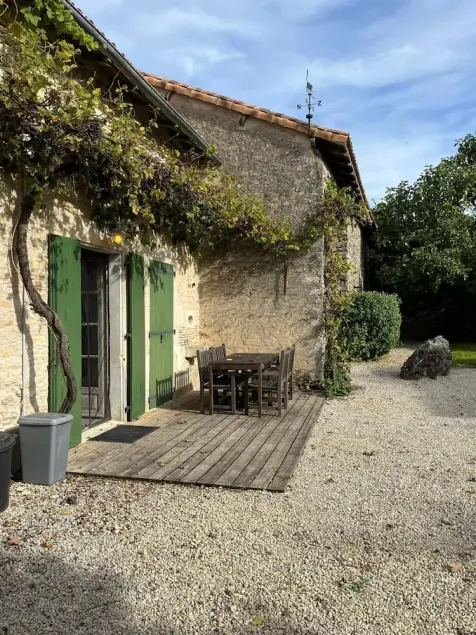 Delightful property, large garden, heated pool, great place for a family holiday - Image 1