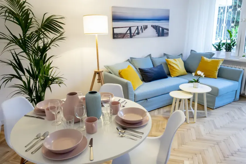 El apartamento ha sido recientemente renovado, cómodo y moderno. - Image 1