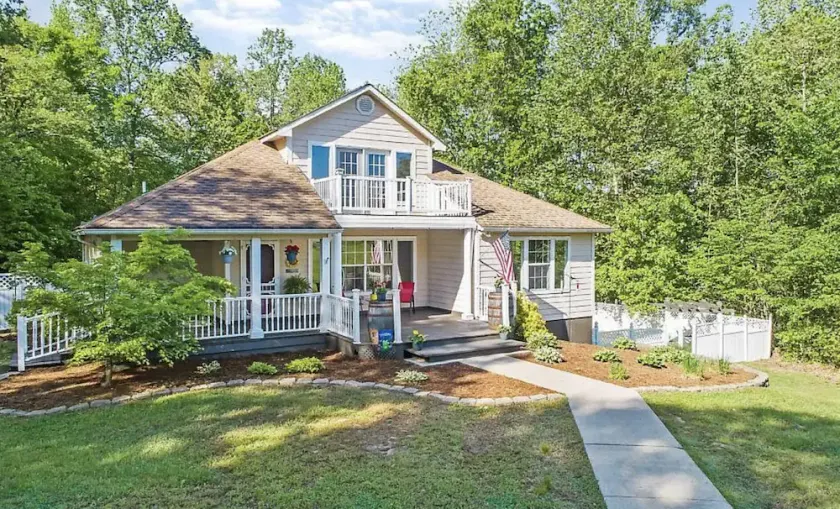 3+ acre Home: Pool Table, Putt-Putt, 4 miles to Downtown and SEMO, Summer Pool - Image 1