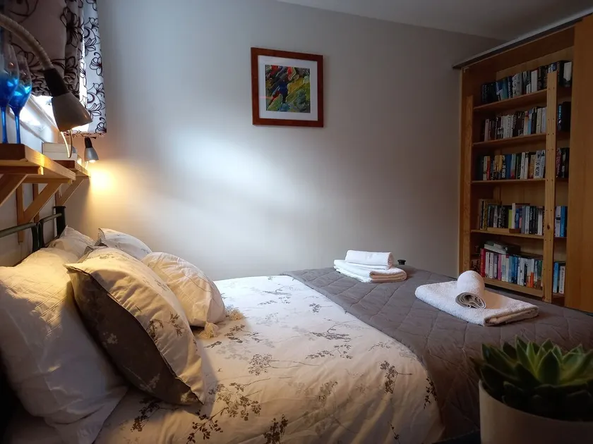 Bright apartment in Charming Newhaven, Leith - Image 1