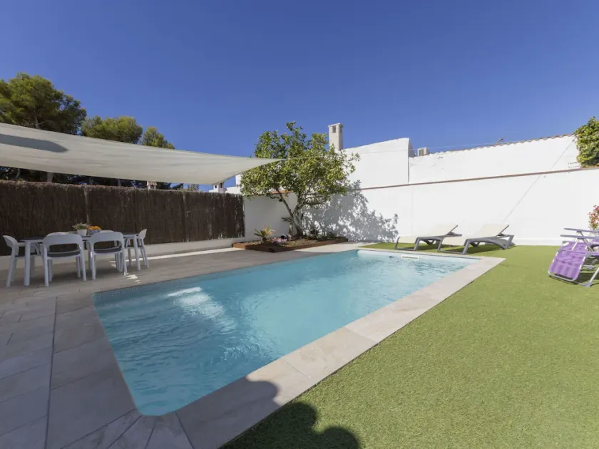 Caratteristica villa per 4 ospiti con piscina privata, A/C, WIFI, TV e patio - Image 1
