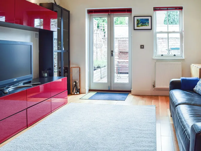 2 bedroom accommodation in Leamington Spa - Image 1