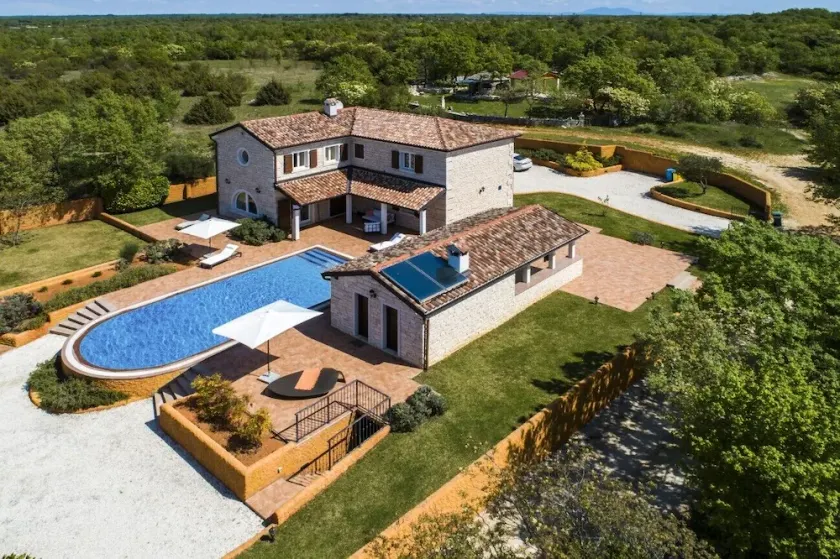 Villa Lux. Ema con piscina riscaldata immersa nella vegetazione mediterranea - Image 1