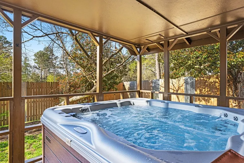 Game Room with pool table and ping pong, hot tub, less than a mile from lake - Image 1