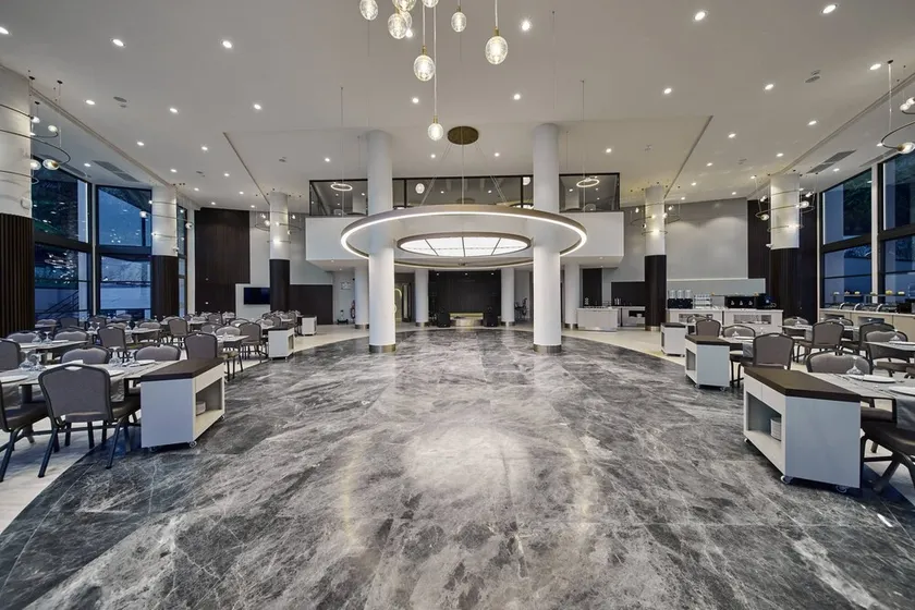 Waveside hotel - Image 1