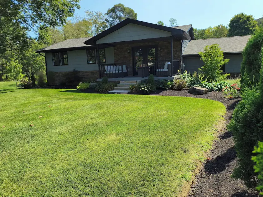 Cozy retreat minutes from town. - Image 1