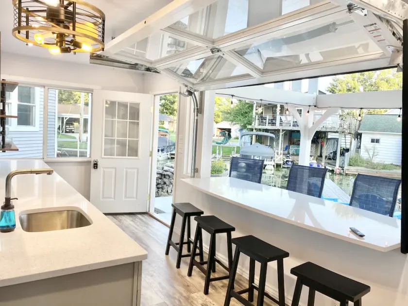 Beautiful cottage with lake access and bonus entertaining space! - Image 1