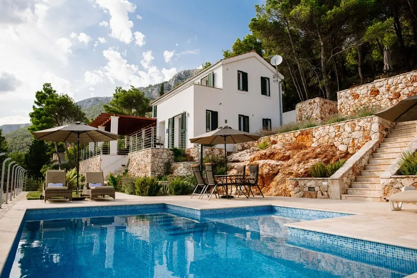 Luxury Villa with privacy, pool, spa, and stunning views - Image 1